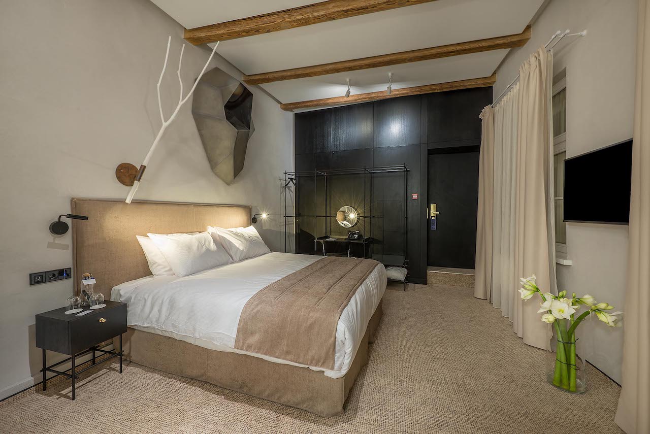 Artagonist Art Hotel - bedroom 1